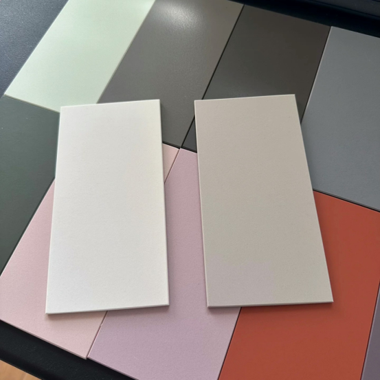¿Cómo combinamos el color del pegamento con sus materiales?